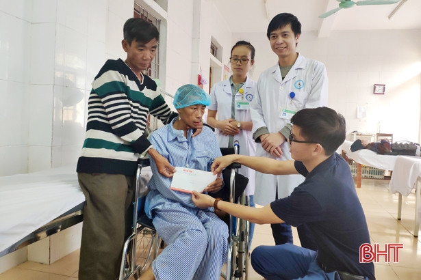 Báo Hà Tĩnh chung tay tặng quà tết cho người dân nghèo