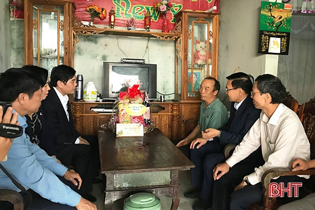 Phó Chủ tịch Thường trực UBND tỉnh Hà Tĩnh thăm, tặng quà gia đình chính sách ở Lộc Hà