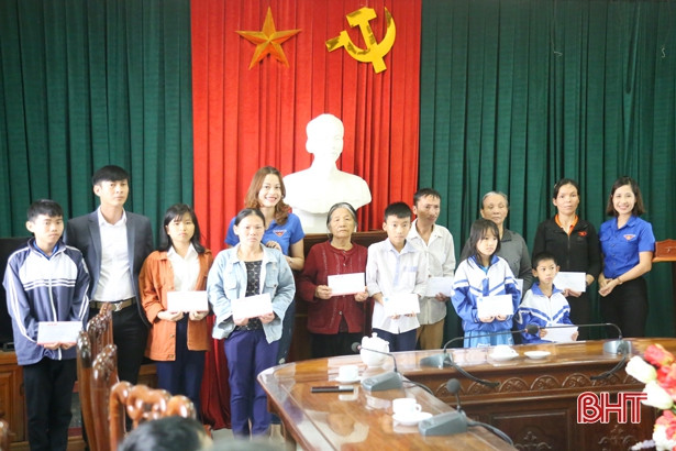 Báo Hà Tĩnh chung tay tặng quà tết cho người dân nghèo