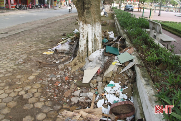 Rác bừa bãi quanh khuôn viên tượng đài Lý Tự Trọng