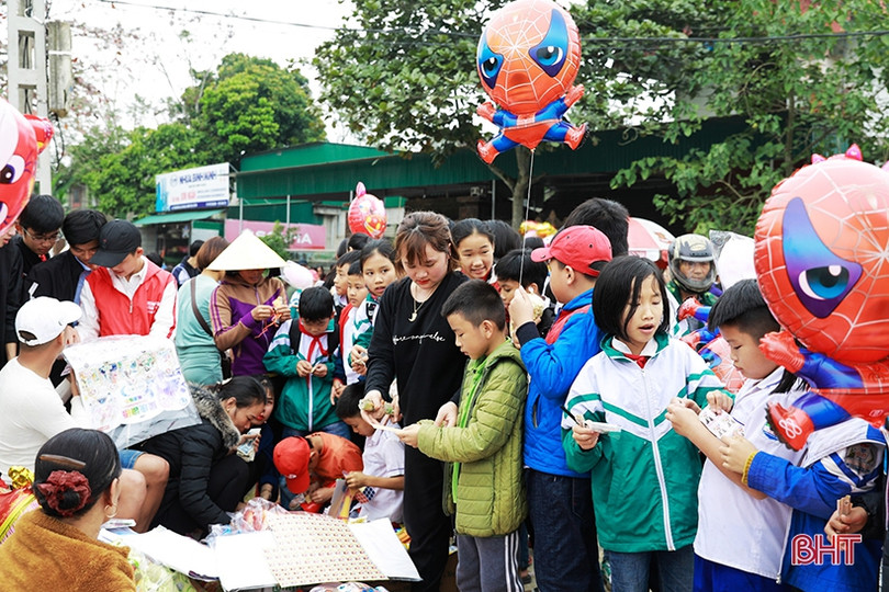 Rộn ràng phiên chợ truyền thống ở Hương Sơn