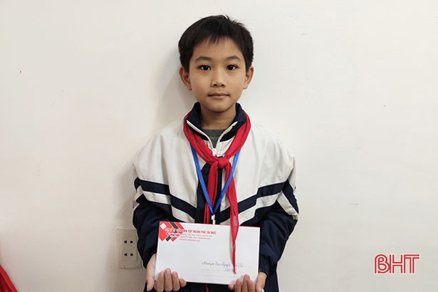 Trao học bổng 1 tỷ đồng cho học sinh hiếu học Hà Tĩnh