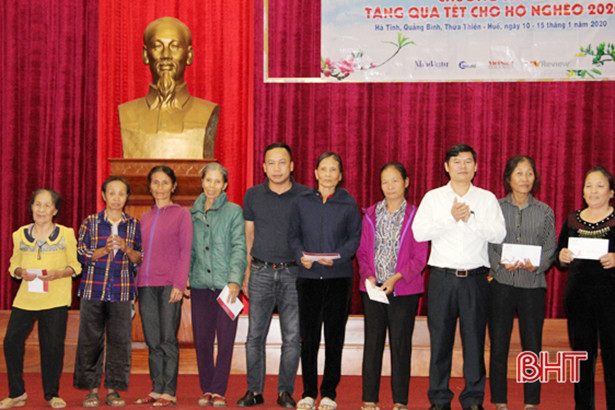 Trao tặng 200 suất quà tết cho người nghèo Nghi Xuân