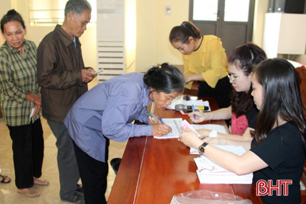 Trao tặng 200 suất quà tết cho người nghèo Nghi Xuân