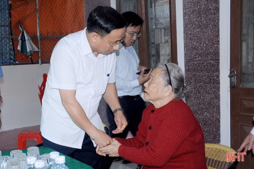 Bí thư Tỉnh ủy Lê Đình Sơn thăm, chúc tết các gia đình chính sách 