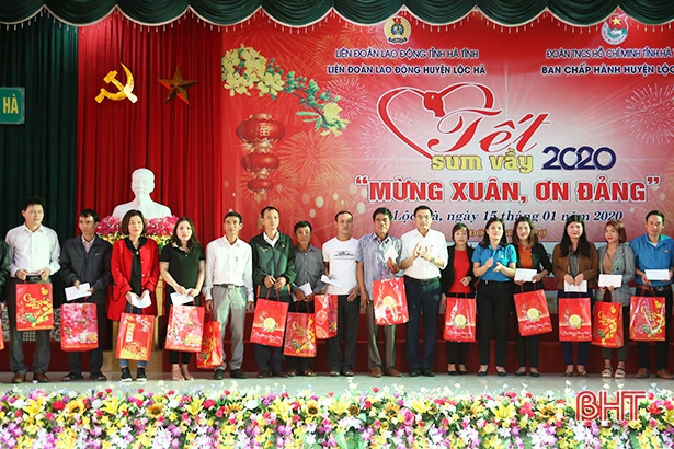 Trao tặng người lao động Lộc Hà hơn 84 triệu đồng nhân dịp Tết Canh Tý