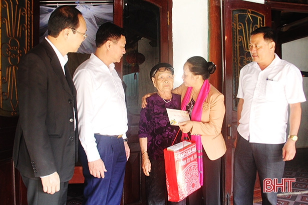 Lãnh đạo tỉnh chúc tết, tặng quà Mẹ Việt Nam Anh hùng ở Đức Thọ
