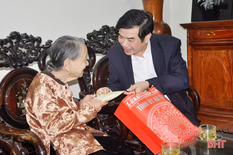 Lãnh đạo Hà Tĩnh thăm hỏi, chúc tết các Mẹ Việt Nam anh hùng