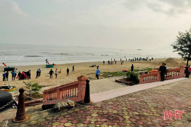 Rủ nhau đi tắm biển, 2 học sinh ở Hà Tĩnh bị sóng cuốn trôi