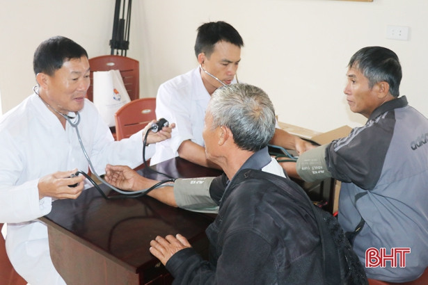 Trao 60 triệu đồng cho các gia đình có ngư dân tai nạn trên biển ở Hà Tĩnh