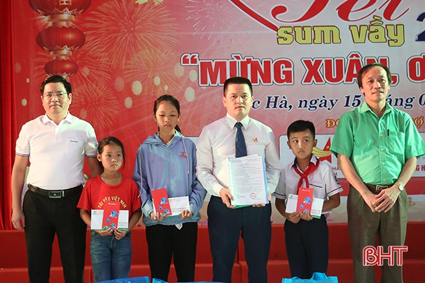 Trao tặng người lao động Lộc Hà hơn 84 triệu đồng nhân dịp Tết Canh Tý