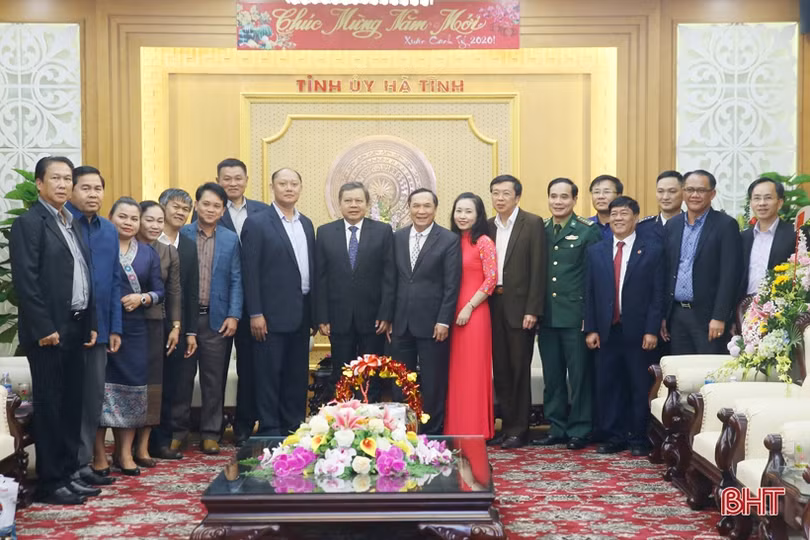 Đoàn công tác tỉnh Savannakhet chúc tết Đảng bộ và nhân dân Hà Tĩnh