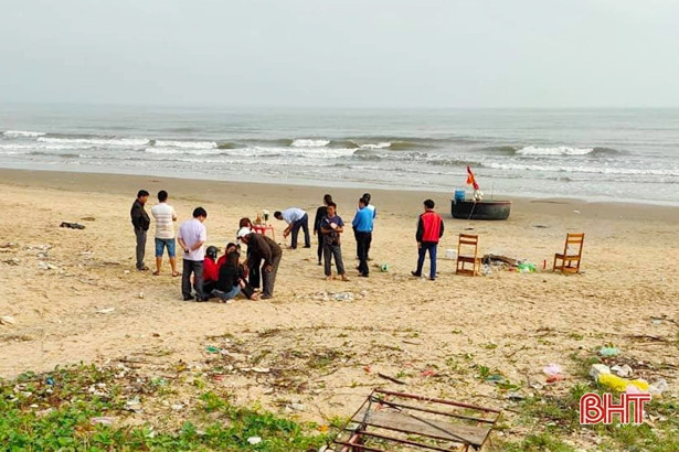 Rủ nhau đi tắm biển, 2 học sinh ở Hà Tĩnh bị sóng cuốn trôi