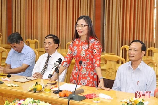 Đoàn cán bộ huyện Khăm Cợt chúc tết huyện Vũ Quang