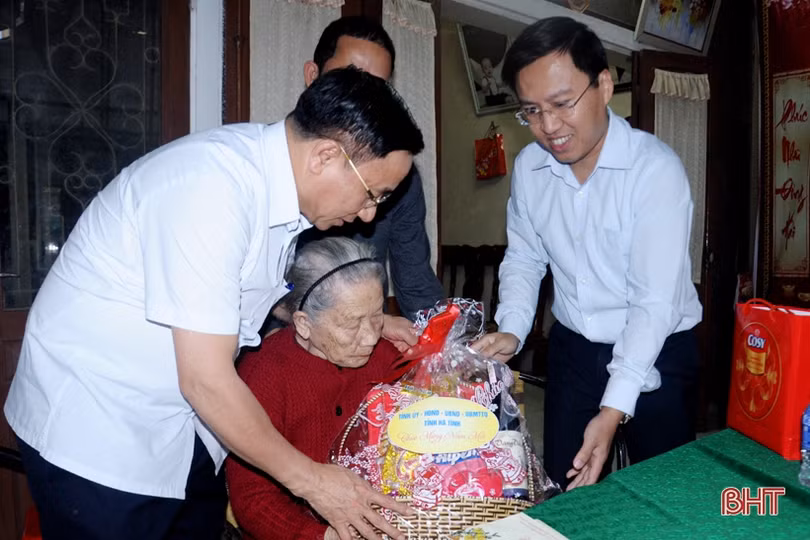 Bí thư Tỉnh ủy Lê Đình Sơn thăm, chúc tết các gia đình chính sách 