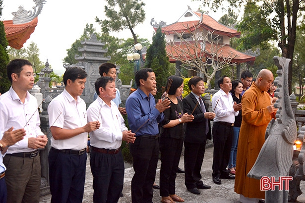 Đoàn cán bộ Hà Tĩnh dâng hương tại Nghĩa trang Liệt sỹ quốc gia Trường Sơn, Đường 9
