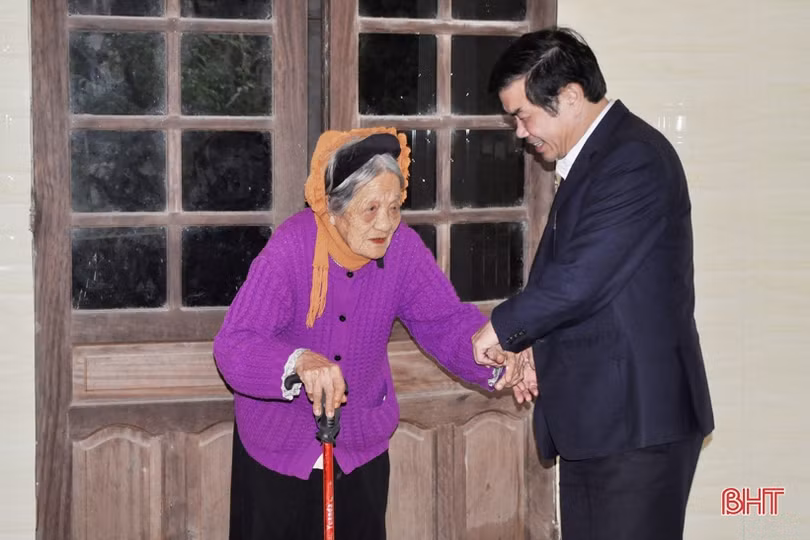 Lãnh đạo Hà Tĩnh thăm hỏi, chúc tết các Mẹ Việt Nam anh hùng