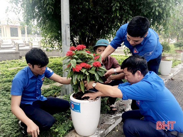 Tuổi trẻ Kỳ Anh xây dựng “Đường hoa dâng mộ liệt sỹ”