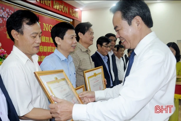 Đảng ủy Khối CCQ&DN Hà Tĩnh khen thưởng 26 tập thể hoàn thành xuất sắc nhiệm vụ