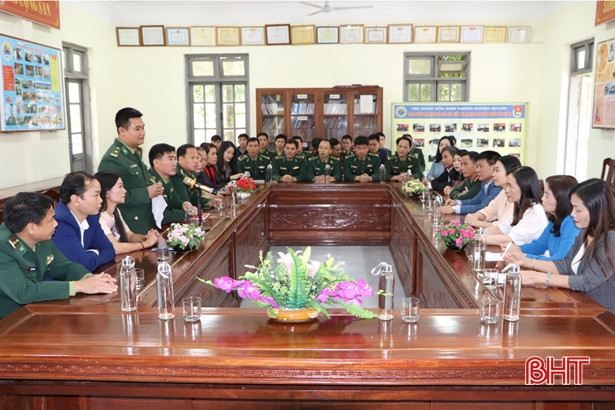 Tặng quà, chúc tết Đồn Biên phòng Hương Quang