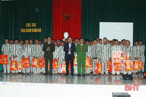 Lãnh đạo Hà Tĩnh chúc tết, trao quà tại các trại giam