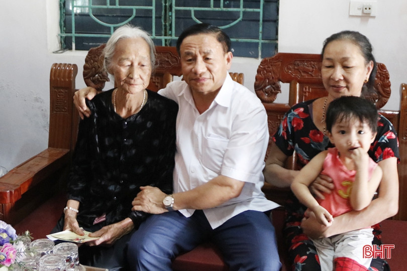 Bí thư Tỉnh ủy thăm hỏi, tặng quà Mẹ Việt Nam Anh hùng tại Đức Thọ