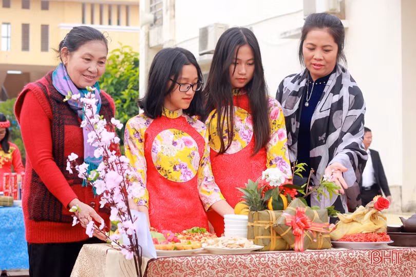 Công đoàn ngành Giáo dục Hà Tĩnh trao 419 suất quà cho học sinh, giáo viên