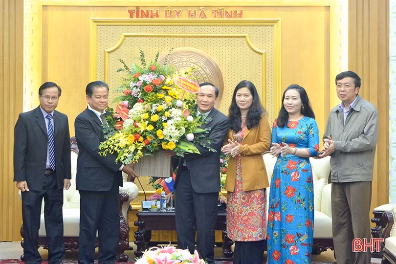 Lãnh đạo các tỉnh Bôlykhămxay, Khăm Muộn thăm và chúc tết Đảng bộ, nhân dân Hà Tĩnh