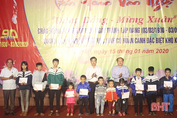 Công đoàn khối cơ quan Đảng vui “Tết sum vầy” cùng người cao tuổi