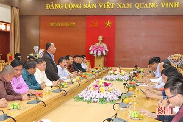 Đoàn cán bộ huyện Khăm Cợt chúc tết huyện Vũ Quang