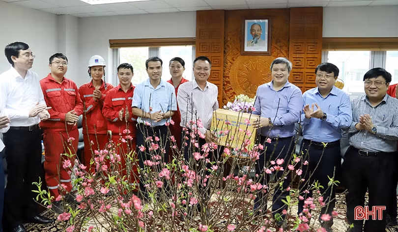 Lãnh đạo UBND tỉnh Hà Tĩnh chúc tết cấp ủy, chính quyền thị xã Kỳ Anh và DN trong KKT Vũng Áng