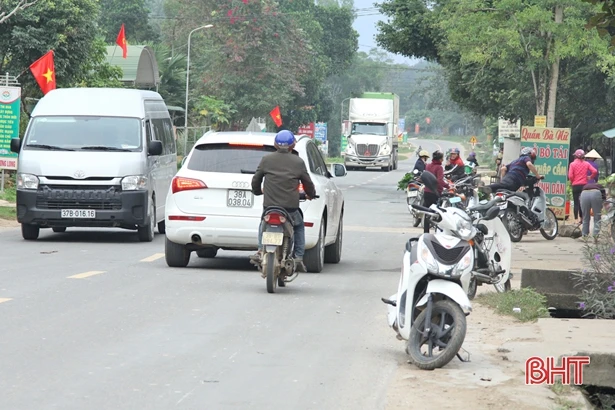 Vấn nạn chợ lấn đường ở Hà Tĩnh, có phải địa phương “bó tay”?