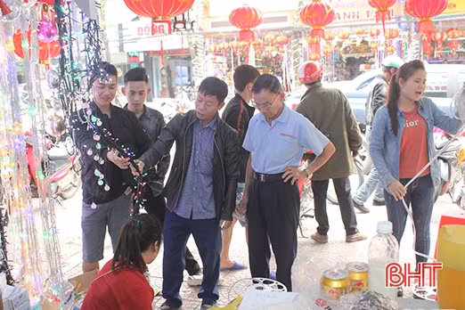 Tết chạm ngõ, đèn trang trí ở Hà Tĩnh bán “đắt như tôm tươi