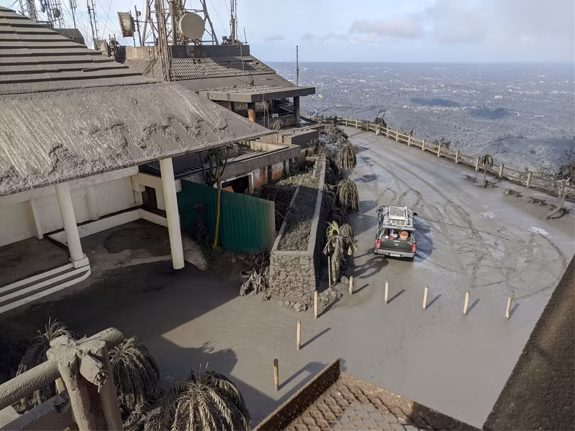 Kinh hoàng tro bụi núi lửa phủ kín cảnh vật ở Philippines