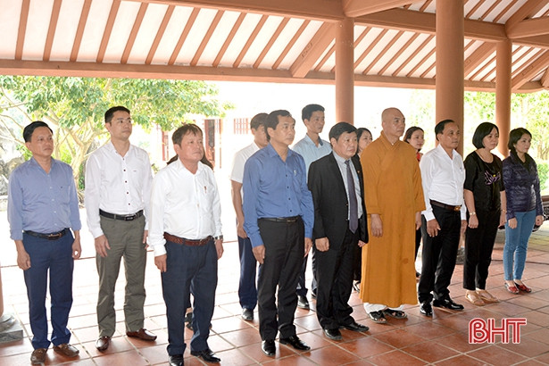 Đoàn cán bộ Hà Tĩnh dâng hương tại Nghĩa trang Liệt sỹ quốc gia Trường Sơn, Đường 9