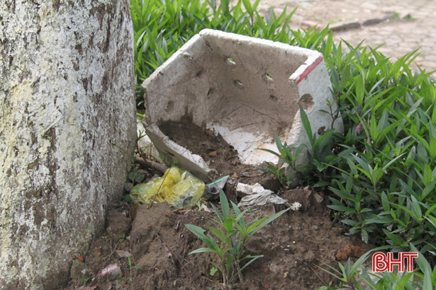 Rác bừa bãi quanh khuôn viên tượng đài Lý Tự Trọng