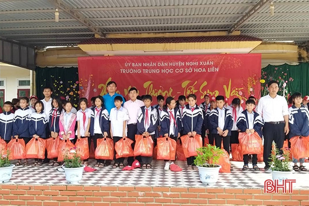 Học sinh miền biển gói bánh chưng tặng bạn nghèo