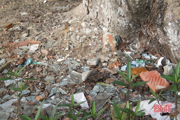 Rác bừa bãi quanh khuôn viên tượng đài Lý Tự Trọng