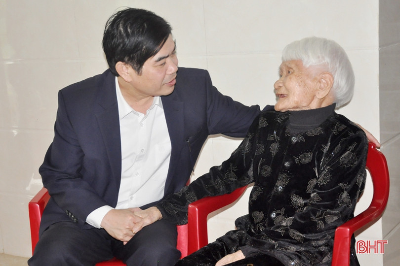 Lãnh đạo Hà Tĩnh thăm hỏi, chúc tết các Mẹ Việt Nam anh hùng