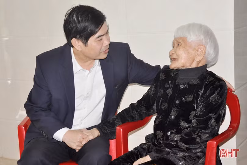 Lãnh đạo Hà Tĩnh thăm hỏi, chúc tết các Mẹ Việt Nam anh hùng