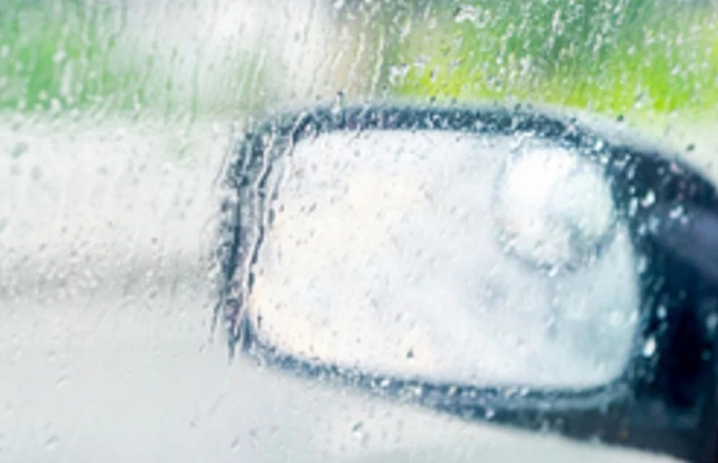 Làm sao để kính lái xe ô tô hết mờ khi trời mưa?