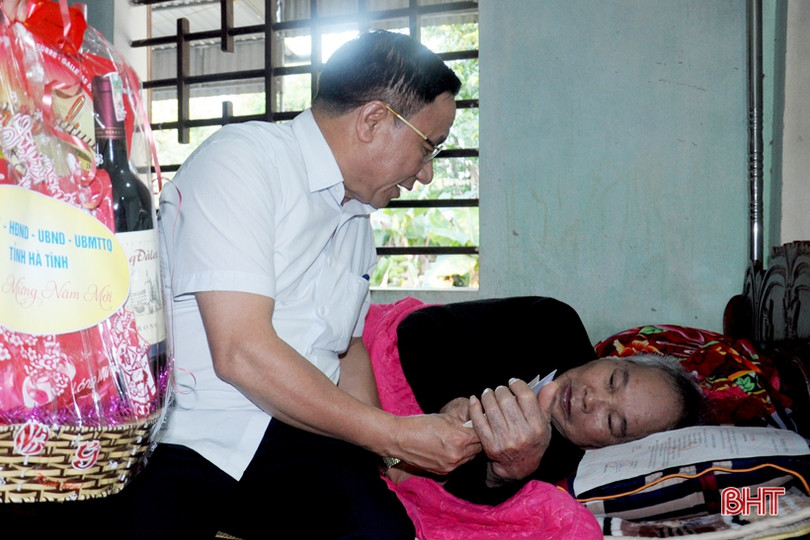 Bí thư Tỉnh ủy Lê Đình Sơn thăm, chúc tết các gia đình chính sách