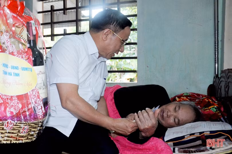 Bí thư Tỉnh ủy Lê Đình Sơn thăm, chúc tết các gia đình chính sách 