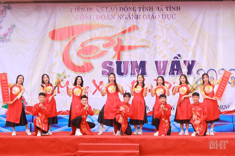 Công đoàn ngành Giáo dục Hà Tĩnh trao 419 suất quà cho học sinh, giáo viên