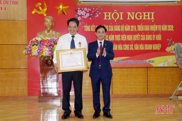 Trao 15 triệu đồng cho các đối tượng khó khăn đăng trên Báo Hà Tĩnh