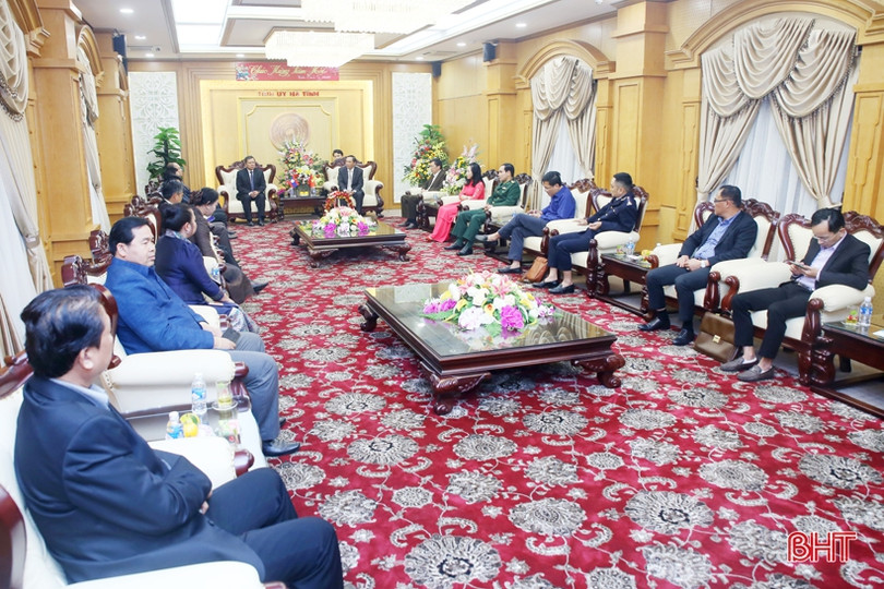 Đoàn công tác tỉnh Savannakhet chúc tết Đảng bộ và nhân dân Hà Tĩnh