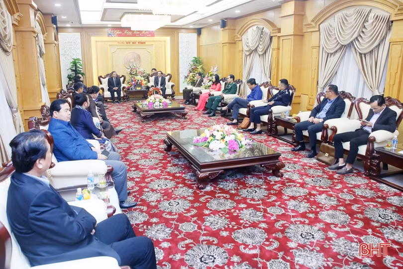 Đoàn công tác tỉnh Savannakhet chúc tết Đảng bộ và nhân dân Hà Tĩnh