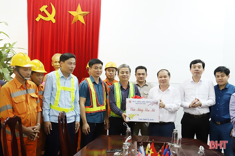 Lãnh đạo UBND tỉnh Hà Tĩnh chúc tết cấp ủy, chính quyền thị xã Kỳ Anh và DN trong KKT Vũng Áng ảnh 4 Lãnh đạo UBND tỉnh Hà Tĩnh chúc tết cấp ủy, chính quyền thị xã Kỳ Anh và DN trong KKT Vũng Áng