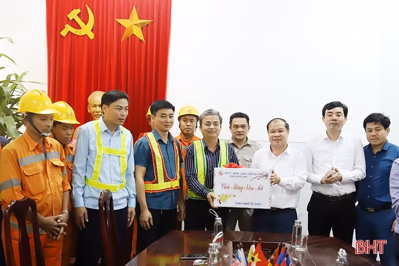 Lãnh đạo UBND tỉnh Hà Tĩnh chúc tết cấp ủy, chính quyền thị xã Kỳ Anh và DN trong KKT Vũng Áng