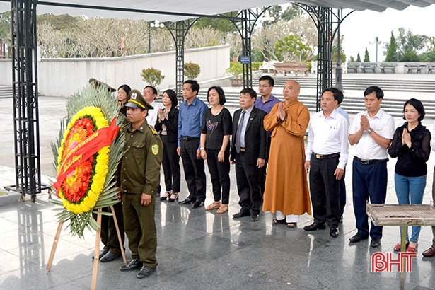 Đoàn cán bộ Hà Tĩnh dâng hương tại Nghĩa trang Liệt sỹ quốc gia Trường Sơn, Đường 9